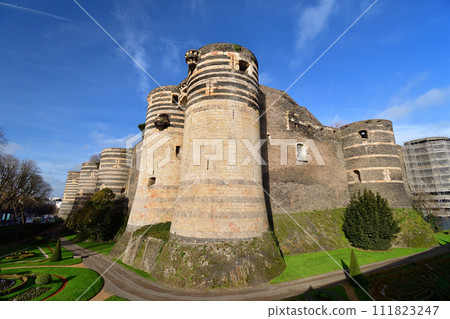 法國昂熱。昂熱城堡的城牆。拍攝於 2023 年 12 月 29 日。 111823247