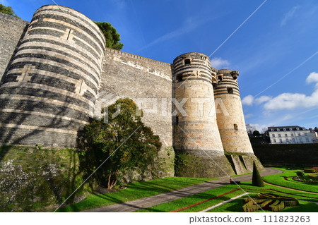 法國昂熱。昂熱城堡的城牆。拍攝於 2023 年 12 月 29 日。 111823263