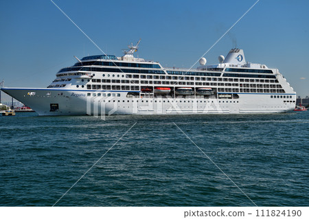 Cruise company “Oceania Cruises” passenger ship “Regatta” enters Kobe Port for the first time Cruise company “Oceania Cruises” passenger ship “Regatta” enters Kobe Port for the first time 111824190