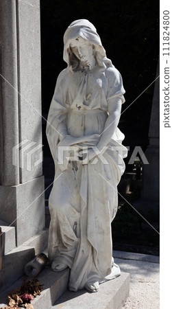 Detail of a mourning sculpture on a Mirogoj cemetery, Zagreb, Croatia 111824800