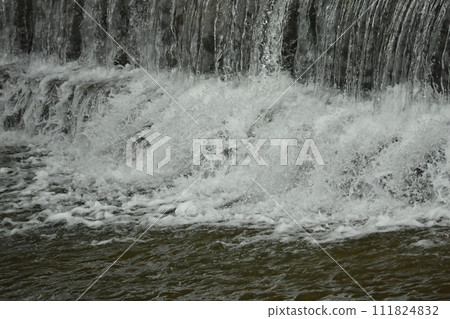 洪水破壞圖像(河水上漲) 洪水破壞圖像(河水上漲) 111824832