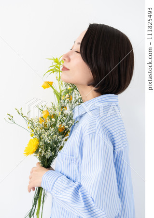 側身拿著花的女人 111825493