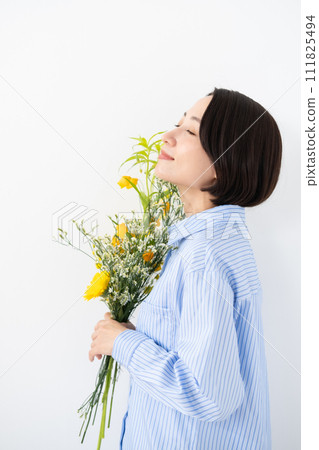 側身拿著花的女人 111825494