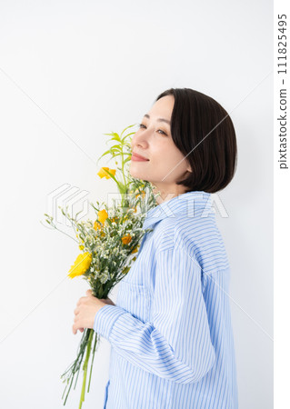 側身拿著花的女人 111825495