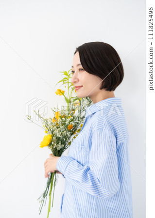 側身拿著花的女人 111825496