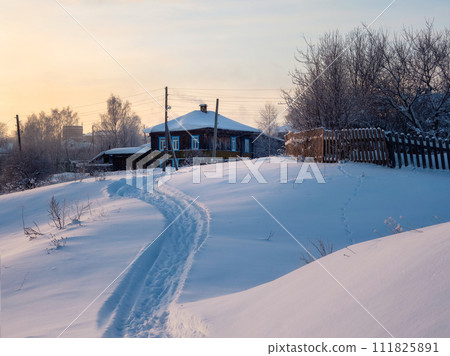 Path to the wooden house. Frozen winter village 111825891