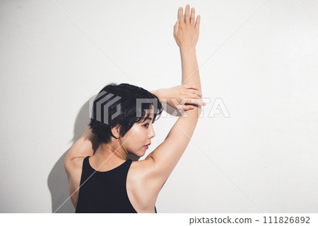 Short hair female beauty portrait 111826892