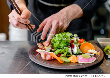 Chef serving salad 111827429