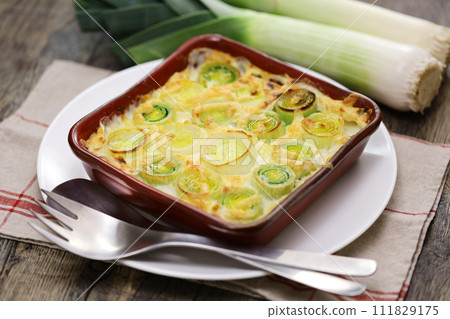 leek gratin 111829175