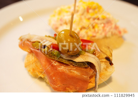 來自西班牙巴斯克地區的 Pintxos 特寫 來自西班牙巴斯克地區的 Pintxos 特寫 111829945