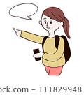 一個女人走在城市 111829948