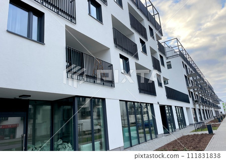 City street with modern houses 111831838