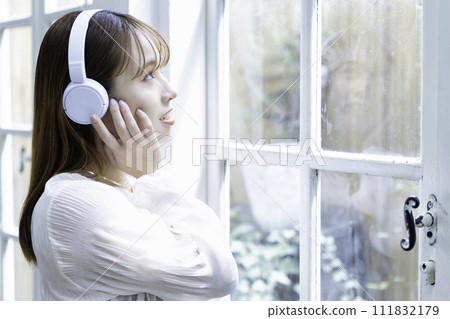 聽到與耳機的音樂的一個少婦 111832179