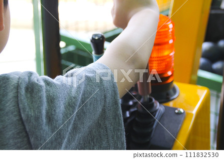 玩挖土機汽車遊戲的孩子(6歲/男孩) 玩挖土機汽車遊戲的孩子(6歲/男孩) 111832530