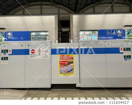 Toei Mita Line platform door, train available (train border) 111834427