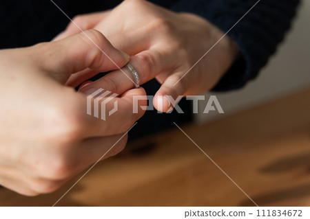 手拿戒指照片 手拿戒指照片 111834672