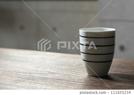 茶杯放在桌上 茶杯放在桌上 111835234