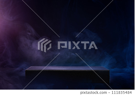 充滿煙霧的黑色空間中的方形舞台。或產品展台 111835484