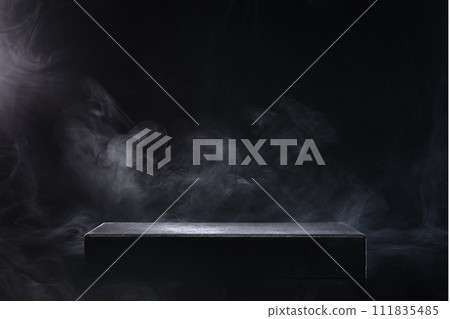 充滿煙霧的黑色空間中的方形舞台。或產品展台 111835485