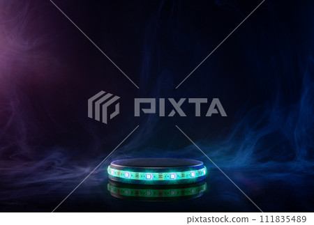 充滿煙霧的黑色空間中的圓形舞台。或產品展台 111835489