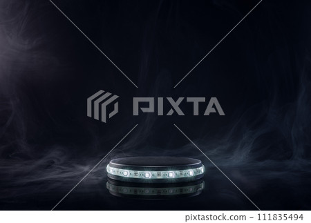 充滿煙霧的黑色空間中的圓形舞台。或產品展台 111835494
