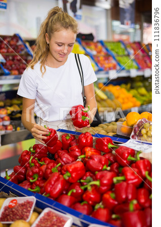 Fifteen-year-old girl chooses bell pepper Fifteen-year-old girl chooses bell pepper 111836796