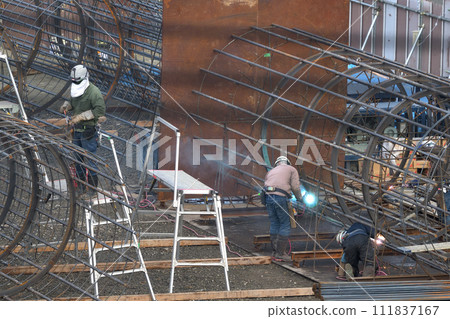 Work scene of a reinforcing bar worker assembling a reinforcing bar cage for pile foundation work in a newly built condominium 111837167