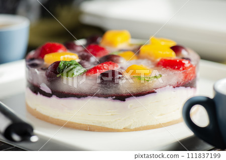 No-bake cheesecake with summer fruits 111837199