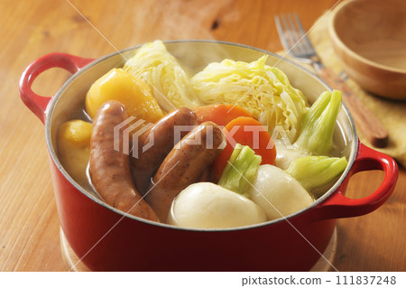 配料豐富的熱鍋湯 配料豐富的熱鍋湯 111837248