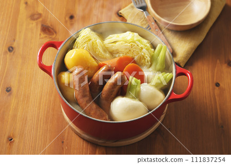 Warm pot-au-feu with plenty of ingredients 111837254