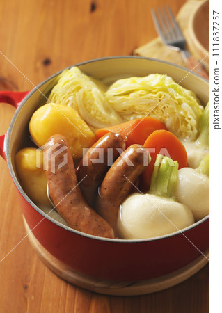 Warm pot-au-feu with plenty of ingredients 111837257
