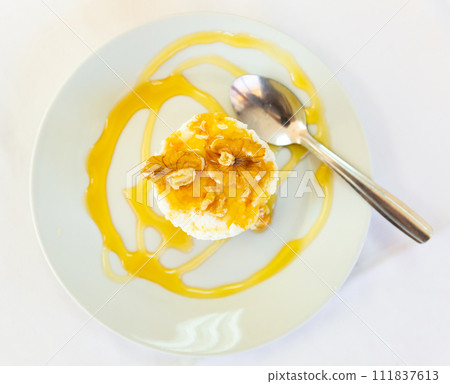 Cottage cheese with walnuts and honey 111837613