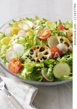 Salad with lotus root, tomato, and lettuce 111837760