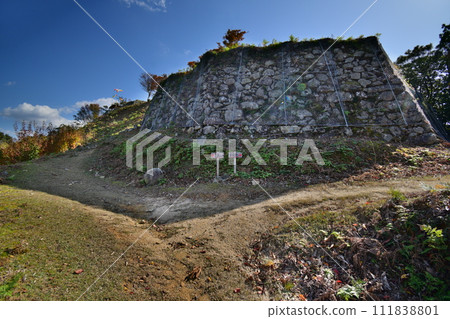 Stone walls and curved wheels of “Arikoyama Castle” in Izushi, Toyooka City, Hyogo Prefecture Stone walls and curved wheels of “Arikoyama Castle” in Izushi, Toyooka City, Hyogo Prefecture 111838801
