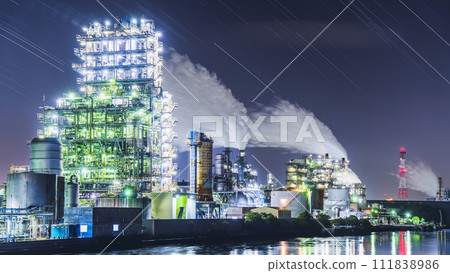 川崎工廠夜景:夜空中落下的星軌和燈火通明的工廠【神奈川縣川崎市】 川崎工廠夜景:夜空中落下的星軌和燈火通明的工廠【神奈川縣川崎市】 111838986