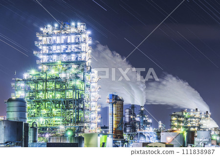 川崎工廠夜景:夜空中落下的星軌和燈火通明的植物【神奈川縣川崎市】 川崎工廠夜景:夜空中落下的星軌和燈火通明的植物【神奈川縣川崎市】 111838987