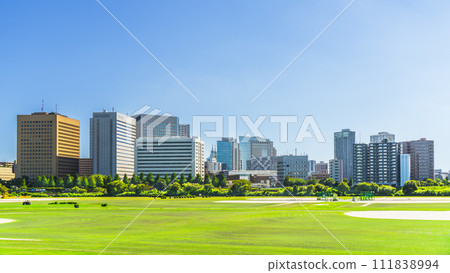 藍天的多摩川河床和川崎車站前的建築物[神奈川縣川崎市～東京都大田區] 111838994