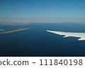 羽田機場東京灣景東京跑道平面窗景從飛機窗 111840198