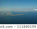羽田機場東京灣景東京跑道平面窗景從飛機窗 111840199