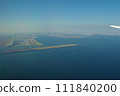 羽田機場東京灣景東京跑道平面窗景從飛機窗 111840200