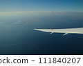 羽田機場東京灣景東京跑道平面窗景從飛機窗 111840207