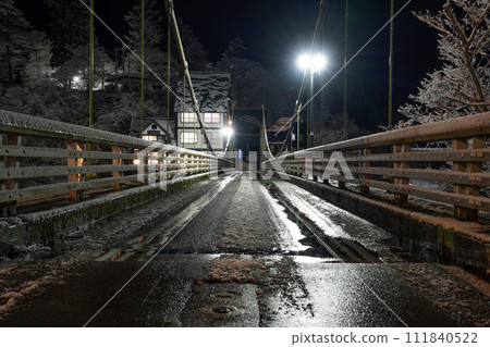 晚上橋上有濕雪,很滑 晚上橋上有濕雪,很滑 111840522