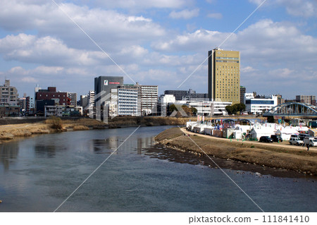 Scenery around Kumamoto Station Scenery along the Shirakawa riverbed seen from the direction of Shirakawa Bridge 111841410