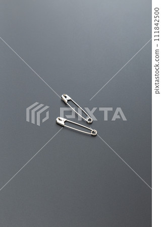 安全別針黑色背景 111842500