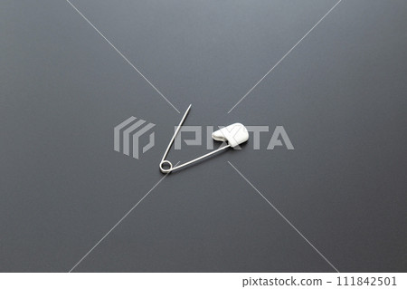 安全別針黑色背景 111842501