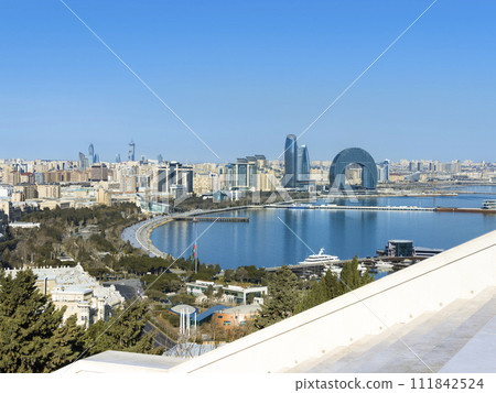 從阿塞拜疆高地看巴庫城市景觀和巴庫灣/阿塞拜疆巴庫 從阿塞拜疆高地看巴庫城市景觀和巴庫灣/阿塞拜疆巴庫 111842524