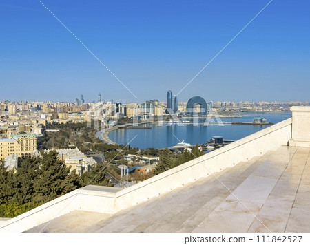 從阿塞拜疆高地看巴庫城市景觀和巴庫灣/阿塞拜疆巴庫 111842527