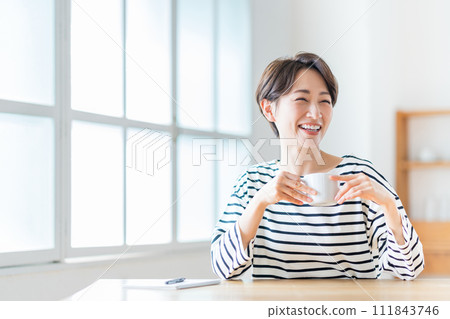 客廳裡,一名中年婦女正在休息。 客廳裡,一名中年婦女正在休息。 111843746