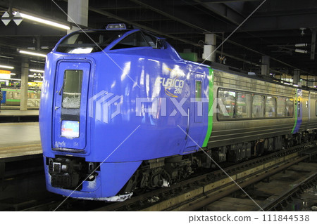 停靠札幌車站的“JR北海道喜波281系柴油列車” 111844538