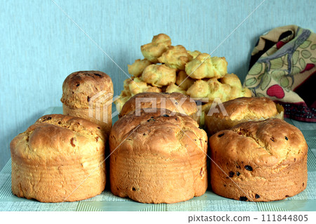 Easter cakes on the table without decorations. 111844805